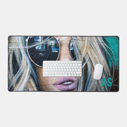 Graffiti Blond Girl mit Sonnenbrille Monogram Schreibtischunterlage (Tastatur & Maus)