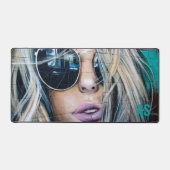 Graffiti Blond Girl mit Sonnenbrille Monogram Schreibtischunterlage (Vorderseite)