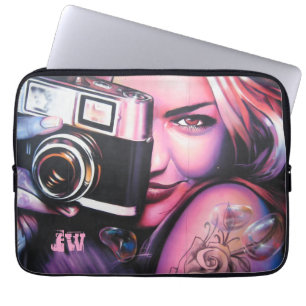 Graffiti-Frau mit Kameramonogramm  Laptopschutzhülle