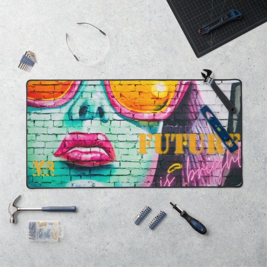 Graffiti Future is Bright Neon Girl Monogram Schreibtischunterlage (Arbeitsplatz)