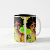 Graffiti-Göttin Zweifarbige Tasse (VorderseiteRechts)