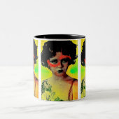 Graffiti-Göttin Zweifarbige Tasse (Mittel)