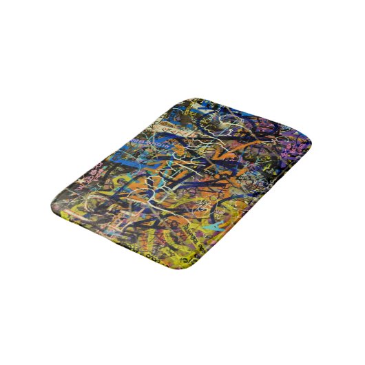 Graffiti-Hintergrund Badematte (Schrägansicht)