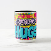 Graffiti Hugs from Grandma - Grandparent Day Zweifarbige Tasse (Mittel)