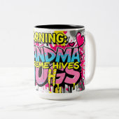 Graffiti Hugs from Grandma Zweifarbige Tasse (VorderseiteRechts)