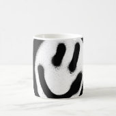 Graffiti lächelnd Gesicht Emoticon in schwarz auf  Kaffeetasse (Mittel)