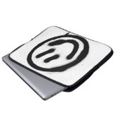 Graffiti lächelnd Gesicht Emoticon in schwarz auf  Laptopschutzhülle (Vorne Knopf)