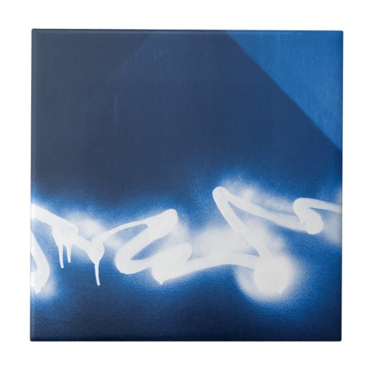 Graffiti-Spray auf blauem Metall Fliese (Vorderseite)