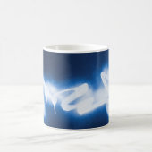 Graffiti-Spray auf blauem Metall Kaffeetasse (Mittel)