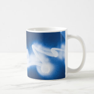Graffiti-Spray auf blauem Metall Kaffeetasse