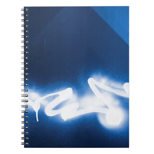 Graffiti-Spray auf blauem Metall Notizblock (Vorderseite)