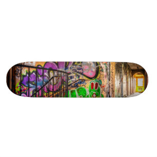 Graffiti-Straßen-Kunst verlassener Skateboard