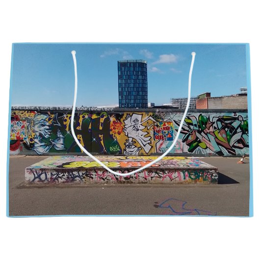 Graffiti-Wand Große Geschenktüte (Vorderseite)