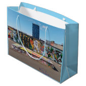 Graffiti-Wand Große Geschenktüte (Rückseite Schrägansicht)