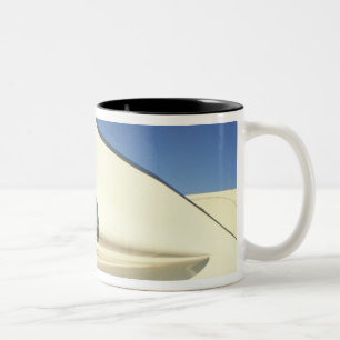 Grafik: Nahaufnahme von Heckflosse und Rücklicht a Zweifarbige Tasse