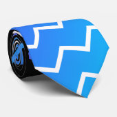 Grafisch-blaue Krawatte (Gerollt)