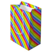 Grafische Regenbogenstreifen-Geschenktasche Mittlere Geschenktüte (Rückseite Schrägansicht)