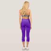 Grafischer Aufdruck auf blauem Hintergrund Capri Leggings (Rückseite)