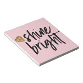 Grafischer, heller Text mit goldenem Diamant Notizblock (angewinkelt)