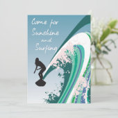 Grafischer Surfer auf Wellen-Sonnenschein und Einladung (Stehend Vorderseite)