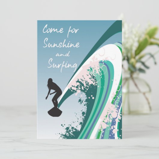 Grafischer Surfer auf Wellen-Sonnenschein und Einladung (Stehend Vorderseite)