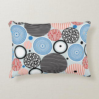 grafisches Muster mehrfarbiger Kreise verschiedene Dekokissen