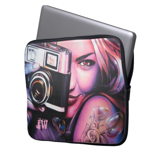 Grafitti Frau mit Camera Monogram Laptopschutzhülle (Vorderseite Links)