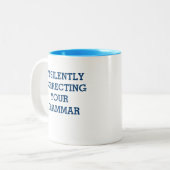 Grammatik-Korrektur-Tasse Zweifarbige Tasse (Vorderseite Links)