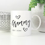 Grammy Year Etablierte Oma Kaffeetasse<br><div class="desc">Mit diesem einfachen Design,  das "Grammy" in handgezeichneten Schriftzeichen mit Herz-Akzent enthält,  schaffen Sie einen süßen Sake für Oma. Personalisieren Sie mit dem Jahr,  in dem sie eine Großmutter für einen niedlichen Muttertag oder eine Schwangerschaftsankündigung geworden ist.</div>