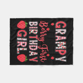 Grampy Of The Berry First Birthday Girl Strawberry Fleecedecke (Vorderseite (Horizontal))