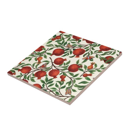 Granatäpfel und Bella Moths auf weißem Boden Fliese (Seite)