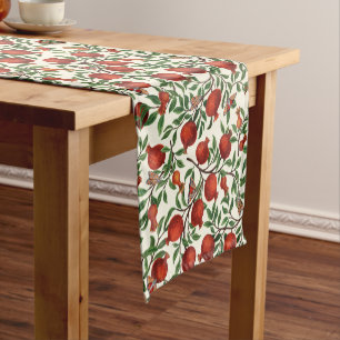 Granatäpfel und Bella Moths auf weißem Boden Kurzer Tischläufer