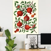 Granatäpfel und Bella Moths auf weißem Boden Poster (Heimbüro)