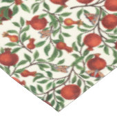 Granatäpfel und Bella Moths auf weißem Boden Tischdecke (Schrägansicht)