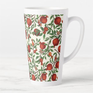 Granatäpfel und Bella-Motten auf cremeweißem Hinte Milchtasse