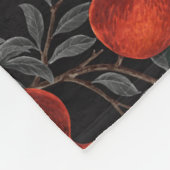 Granatäpfel und Bella-Motten in Rot und Grau Fleecedecke (Ecke)