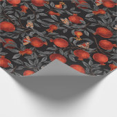 Granatäpfel und Bella-Motten in Rot und Grau Geschenkpapier (Ecke)