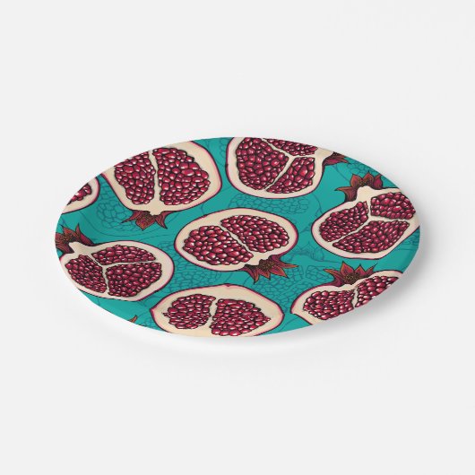 Granatscheiben auf Türkis Pappteller (Schrägansicht)