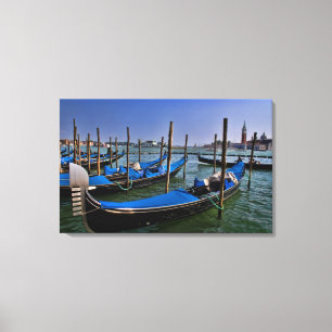 Grand Canal Wasser mit aufgereihten Gondelbooten Leinwanddruck