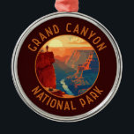 Grand Canyon Nationalpark Retro Distressed Circle Ornament Aus Metall<br><div class="desc">Das Design der Vektorgrafiken des Grand Canyon. Der Park ist Zuhause zu einem großen Teil des riesigen Grand Canyon,  mit seinen geschichtlichen roten Felsbändern,  die Millionen Jahre geologischer Geschichte aufdecken.</div>
