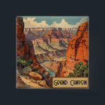 Grand Canyon Retro Reisedesign Button<br><div class="desc">Zeigen Sie mit diesem Knopf Grand Canyon Button Ihre Liebe für eine typisch amerikanische Landschaft. Dieses Accessoire ist in einem Vintag inspirierten Design gestaltet und eignet sich hervorragend für Rucksäcke, Jacken, Hüte oder Reisetaschen. Ob Sie ein Nationalpark-Liebhaber, ein Fan von Retro-Stil-Kunst sind oder einfach nur gewollt, um Ihrem Aussehen einen...</div>