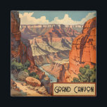 Grand Canyon Retro Reisedesign Magnet<br><div class="desc">Bringen Sie mit diesem atemberaubenden Magneten die beeindruckende Schönheit des Grand Canyon in Ihren Zuhause oder Arbeitsbereich. Mit einer farbenprächtigen Abbildung der geschichtlichen Klippen und Wüstenfarben des Canyons erweckt er die zeitlose Pracht eines der beststen Naturwunder. Dieser Magnet ist perfekt für die Dekoration Ihres Kühlschranks, Schließfaches oder Magnetbrettes. Er ist...</div>