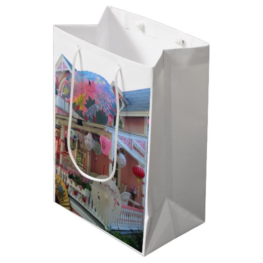 Grand Illumination in Pink - Martha's Vineyard Mittlere Geschenktüte (Vorderseite Schrägansicht)