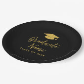 Grand Name Script mit Cap - Black Gold Abschluss Pappteller (Schrägansicht)