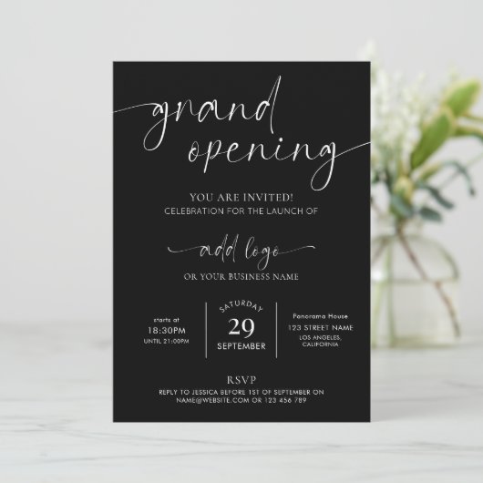 Grand Opening Logo Minimalistisch Schwarz & Weiß I Einladung (Stehend Vorderseite)