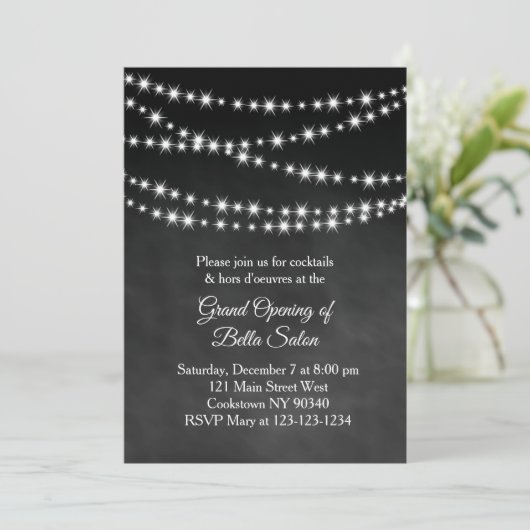 Grand Opening Twinkle Lights Chalkboard Einladung (Stehend Vorderseite)
