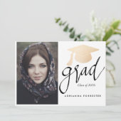Grand Script Rose Gold Foil Abschluss Hat Foto Einladung (Stehend Vorderseite)