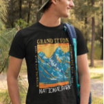 Grand Teton Nationalpark Wyoming Retro erschüttert T-Shirt<br><div class="desc">Design der Vektor-Kunstwerke von Grand Teton. Der Park umfasst die wichtigsten Gipfel der Teton Range sowie die meisten der nördlichen Teile des Tals,  bekannt als Jackson Hole.</div>