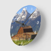 Grand Tetons Barn Runde Wanduhr (Winkel)