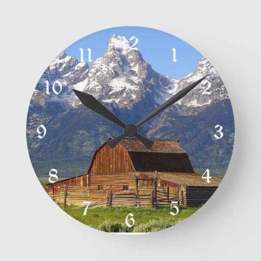 Grand Tetons Barn Runde Wanduhr (Vorderseite)